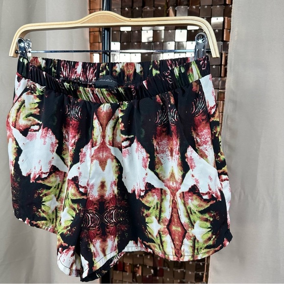 Seductions Floral Shorts w Elastic Waist Size Medium - Picture 9 of 10